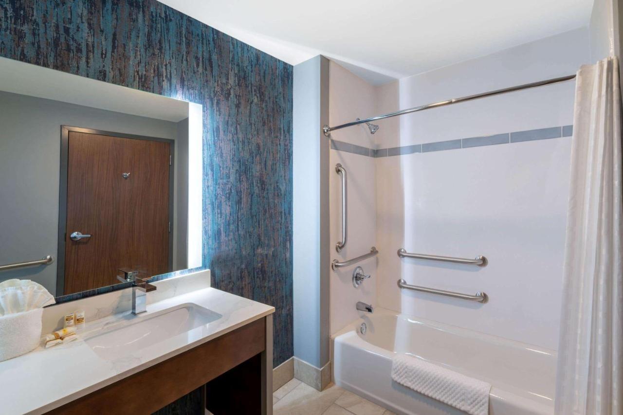La Quinta Inn & Suites By Wyndham Louisville Ne - Old Henry Rd Εξωτερικό φωτογραφία