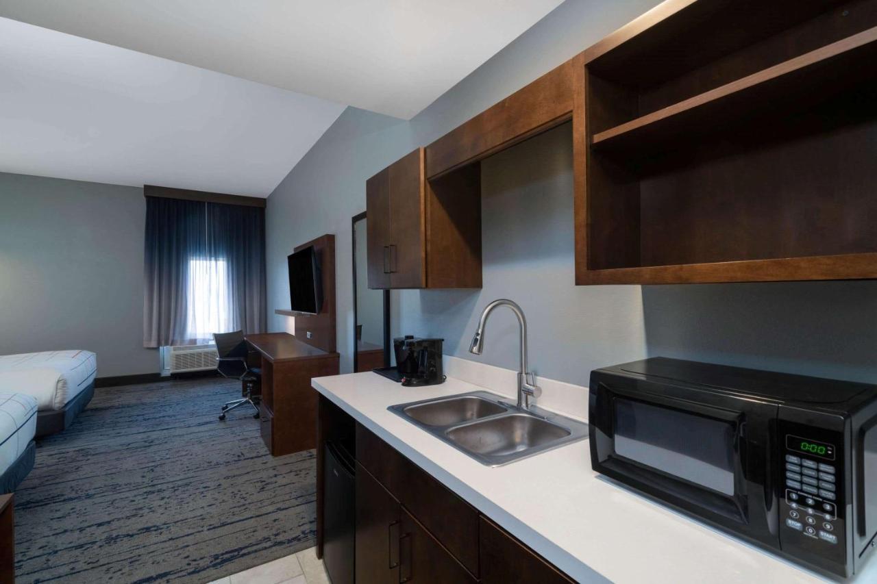 La Quinta Inn & Suites By Wyndham Louisville Ne - Old Henry Rd Εξωτερικό φωτογραφία