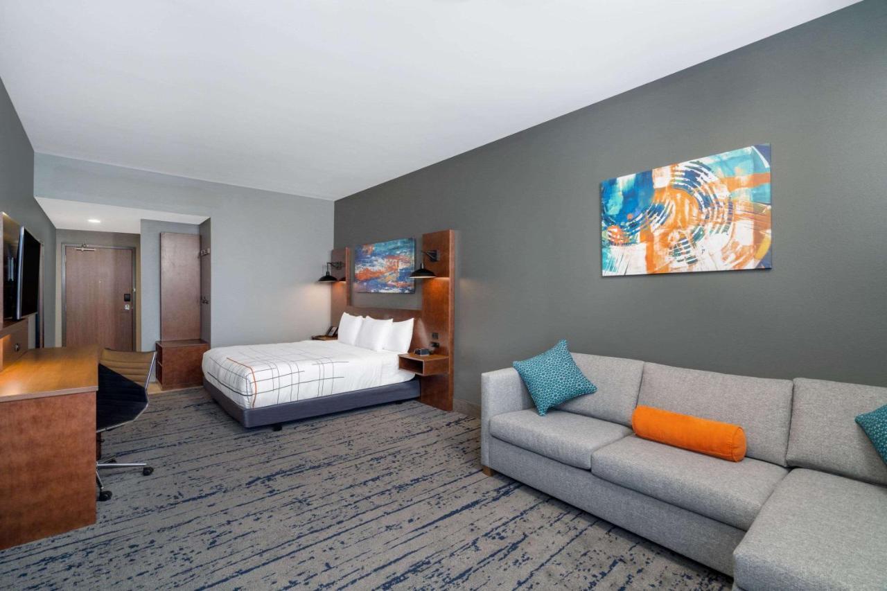 La Quinta Inn & Suites By Wyndham Louisville Ne - Old Henry Rd Εξωτερικό φωτογραφία